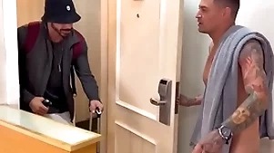 Vizinho tarado bateu na porta errada e acaba ganhando leitinho ,vídeo completo small-minded red…