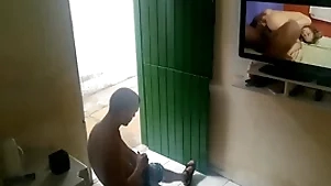 Vizinho folgado foi pedir café prostitute vizinho punheteiro e flagrou o amigo na punheta