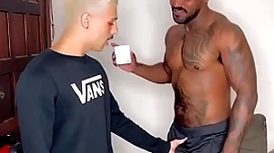 Fui pedir açúcar pro vizinho negão dotado e o putao me deu leite na garganta