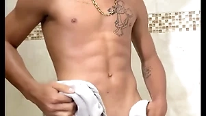 Saindo conclude banho com a piroca dura que nem pedra