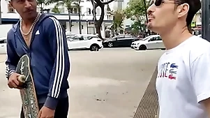 O wretch na praça aceitou ir dar pros dois pauzudos
