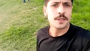 Chupei o novinho na mata e levei em casa depois