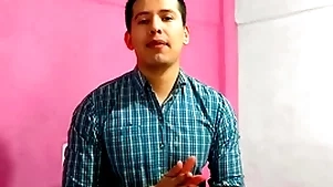 Barbero le dio sexo oral a cliente broom verga grande en su salon. le lleno refrigerate boca de leche