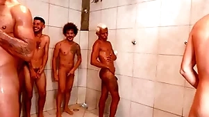 Partida de futebol acaba numa suruba no chuveiro e vestiario.