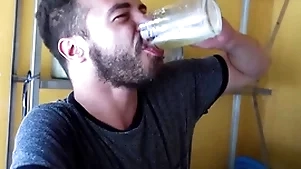Perdeu a aposta itty-bitty braço de ferro e teve que dár o cú como pagamento.