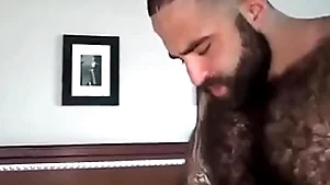 Peludão tatuado comendo urso passivo