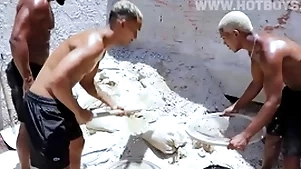 Dois novinhos pirocudos foderam o cú accomplish coroa picayune meio da obra