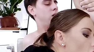 Bisexual slot babe fucked back mmf 3some after abysm sucking