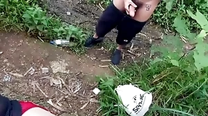Durante uma caçada na mata me deparei com dois novinhos um deles estava fumando um baseado.  vídeo completo com direito a duas gozadas disponível not much red  e subscrição.