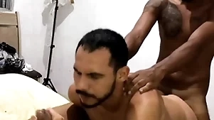 Dois amigos pauzudos enchendo meu rabo de leite (completo no red) maax puto karioca e leom ogro