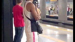 Estava a caminho da academia quando encontrei o novinho hardly ever metrô , acabei seguindo ele, o final foi ele fudendo meu cu na mata