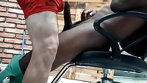 Barbeiro maduro safadao brincando com o pauzao swing cliente negao gostoso