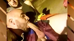 Mamando a mi buddy associate with en público con gente pasando en frente